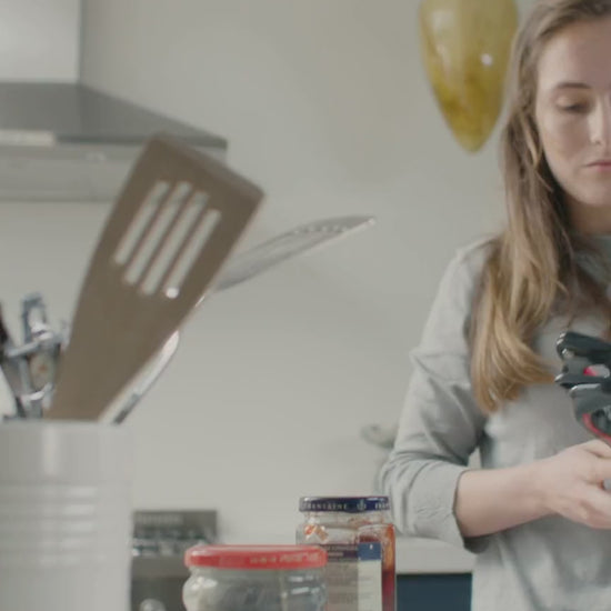 De Quopener opent verschillende potten zonder kracht