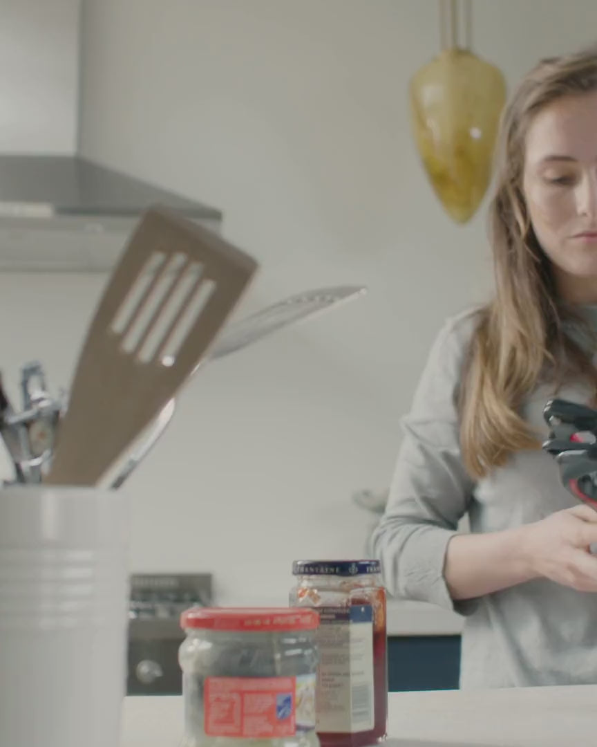 De Quopener opent verschillende potten zonder kracht